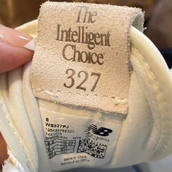 New Balance Cream 327 Sneakers - Picture 7 of 8